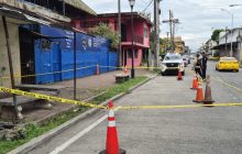 El estudiante estaba afuera del plantel educativo y fue atacado por un pistolero. 