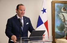 El canciller Martínez-Acha.