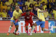  Bruno Guimarães (izq) de Brasil disputa el balón Michael Amir Murillo (cent.) de Panamá. Foto: EFE