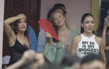 Las actrices Esther Expósito (c) y María León (i), en la 'casita' del concierto de Bad Bunny, en Madrid. Foto: EFE / Juanjo Martín
