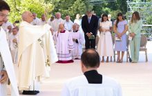 El papa León XIV oficia la misa del Corpus en Madrid ante una multitud de personas y autoridades, entre ellas, la familia real. EFE