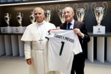  El papa León XIV es recibido por el presidente del Real Madrid Florentino Pérez. Foto: EFE