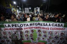 Personas sostienen carteles durante una protesta, previo a la inauguración de la Copa Mundial de Fútbol de la FIFA 2026. Foto: EFE