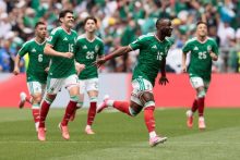 Julián Quiñones (16) festeja su gol contra Sudáfrica. Foto: EFE