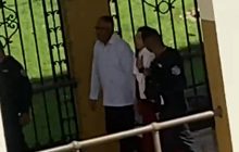 Este incidente generó que la Policía Nacional iniciara las acciones de búsqueda del estudiante agresor, dando con él en el área del Parque Sucre.