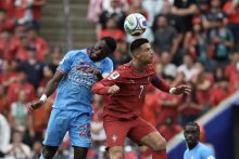El delantero portugués Cristiano Ronaldo (d) cabecea un balón ante Chancel Mbemba, de Congo. Foto: EFE