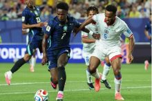 Vinícius Júnior (i) de Brasil disputa el balón con Hannes Delcroix de Haití este viernes, durante un partido del grupo C del Mundial de la FIFA 2026 en el estadio Lincoln Financial Field en Filadelfia (Estados Unidos). EFE/ Sebastiao Moreira