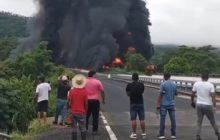 El incendio consumió gran parte de la cisterna, lo que provocó la muerte del conductor, quien lamentablemente quedó atrapado dentro del vehículo. Foto. Melquíades Vásquez