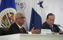 El secretario general de la Organización de los Estados Americanos (OEA), Albert R. Ramdin (i), habla junto al canciller de Panamá, Javier Martínez Acha. Foto: EFE