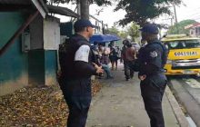 Como medida de prevención ante esta alerta, la Policía Nacional reforzó aún más el perímetro de este colegio y de otros planteles de la zona, como el colegio José Guardia Vega. Foto. Diómedes Sánchez