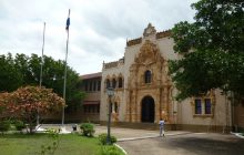 un grupo de padres de familia comenzó a expresar inquietudes y cuestionamientos públicos sobre la actuación de la dirección de la Escuela Normal de Santiago ante lo sucedido. Foto. Melquíades Vásquez