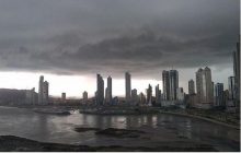 Tormentas y aguaceros cubren el cielo de Panamá durante la tarde.