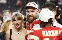 Travis Kelce (c), y su prometida, la cantante estadounidense Taylor Swift (i). Foto: EFE/ EPA/ John G Mabanglo