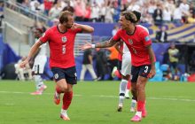 Harry Kane (i) celebra el gol, tercero de su cuenta en el Mundial. Foto: EFE