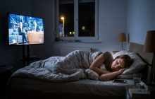 Modificar la rutina nocturna es indispensable para revertir los efectos negativos de este hábito y asegurar un descanso de calidad. Foto: Creada con IA