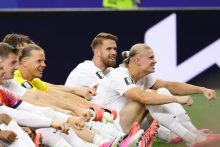 Erling Haaland (cent.) festeja con sus compañeros la clasificación a los cuartos de final en el Mundial 2026. Foto: EFE