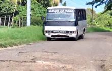 Ni los taxis ni los buses quieren pasar por el área por el deterioro de la vía. Foto. Thays Domínguez