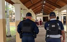 Las autoridades llegaron al centro educativo e iniciaron las investigaciones. Foto mejorada con IA