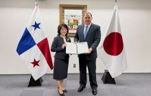 El embajador Walter Cohen y la funcionaria japonesa Rieko Nakayama firmaron el acuerdo. Foto: Cortesía