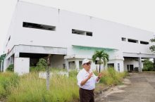 El ministro Boyd Galindo frente al abandonado Minsa-Capsi de Puerto Camito. Foto: Cortesía Minsa