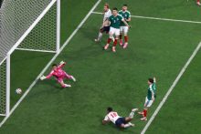 Jude Bellingham (c-abajo) de Inglaterra anota un gol para Inglaterra. Foto: EFE 