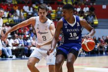  Eric Romero (16) de Panamá disputa un balón con Nicolas Brussino de Argentina. Foto:EFE 