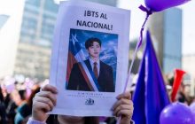 Una seguidora de la banda sostiene un cartel. Foto: EFE / Javier Torres Lantadilla