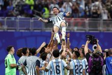 Messi celebra con sus compañeros el triunfo de Argentina sobre Egipto. Foto: EFE