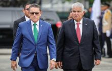 El ministro de Seguridad Pública, Frank Ábrego junto al presidente Mulino