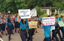 La decisión de suspender las clases fue respaldada por estudiantes, padres de familia y docentes, quienes aseguran que la acusación contra el educador carece de fundamento. Foto. Melquíades Vásquez