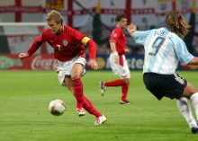 Foto de archivo del centrocampista de la selección inglesa de fútbol David Beckham (i), quien avanza con el balón ante el delantero argentino Gabriel Omar Batistuta (9) en el Mundial 2002. Foto: EFE/Archivo.
