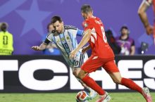Lionel Messi (i) de Argentina disputa un balón con Remo Freuler de Suiza. EFE