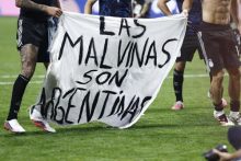 Los jugadores de Argentina sostienen una pancarta que dice 'Las Malvinas son argentinas'. Foto: EFE