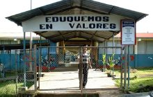 Una de las mayores preocupaciones de los acudientes era el estado de una pared agrietada en el aula donde reciben clases alumnos de primero, tercero y quinto grado. Foto. Thays Domínguez