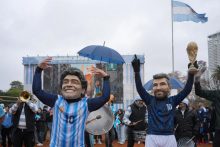 Aficionados de Argentina disfrazados de Diego Maradona y Lionel Messi animan a la espera del comienzo de la transmisión de la final del Mundial de la FIFA 2026 entre Argentina y España . Foto: EFE