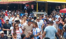 Durante toda la jornada, el parque central se convirtió en una verdadera marea celeste y blanca. Foto. Thays Domínguez