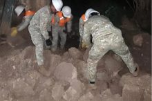 Fotografía cedida este domingo por el Ministerio de Defensa de Perú que muestra a integrantes de las Fuerzas Armadas removiendo escombros tras un sismo en la provincia de Chupaca, en la región de Junín (Perú). EFE/ Ministerio de Defensa de Perú
