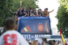 Los jugadores de la selección española a su paso por la calle Princesa de Madrid. Foto: EFE