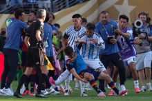 Leandro Paredes (c) de Argentina empuja a Gavi (c-abajo) de España al finalizar el partido de la final del Mundial de la FIFA 2026 entre España y Argentina. Foto: EFE