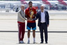 El capitán de la selección española de fútbol, Rodri (cent.), que lleva el trofeo de la Copa del Mundo, acompañado del seleccionador nacional, Luis de la Fuente (i), y el presidente de la RFEF, Rafael Louzán, a su llegada al aeropuerto de Madrid Barajas. Foto: EFE