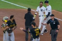 Dennis Santana es sujetado por un compañero ante la discusión con José 'Chema' Caballero. Foto: Captura/Mejorado con IA. 