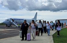Momento de la llegada de los pasajeros del vuelo proveniente de Quito, Ecuador. Foto: Fanny Arias