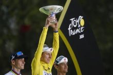 Pogacar festeja su quinto título en el Tour de Francia. Foto: EFE