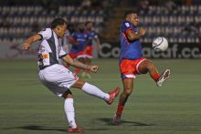  Christian Reyes (izq.) de Diriangén disputa un balón con Yoameth Murillo de Plaza Amador este martes, en un partido de la Copa Centroamericana de Concacaf entre Cacique Diriangén y Plaza Amador en el estadio Nacional en Managua (Nicaragua). Foto: EFE