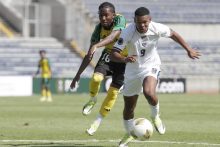 Raequan Campbell-Dennis (i) de Jamaica disputa el balón con Reynaldo Graham de Panamá. Foto: EFE