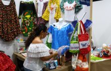 Las artesanas muestran sus trabajos al público desde sus puestos en el evento. Fotos: EFE