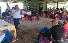 La gobernadora de la provincia de Veraguas, Ildemarta Riera, encabezó la reunión junto con otras autoridades provinciales para mediar entre las partes y evitar que la situación se agrave.