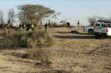 Integrantes la Policía de Perú operan en la zona donde una avioneta que sobrevolaba sobre las Líneas de Nazca se estrelló y dejó trece personas fallecidas, entre ellos 11 turistas, en la municipalidad provincial de Nazca (Perú). EFE/Víctor Quilca