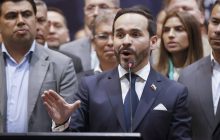 De la Espriella comunicó su decisión de cerrar varias embajadas. Foto: EFE 