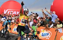 Jonathan Milan celebra su segunda victoria consecutiva en el Tour de Polonia, consolidándose como líder de la clasificación general.